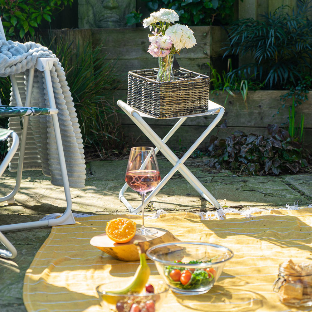 Harbour Housewares 2 Piece Banana Leaf Camping Stool and Folding Sun Lounger Beach Furniture Set Image 4