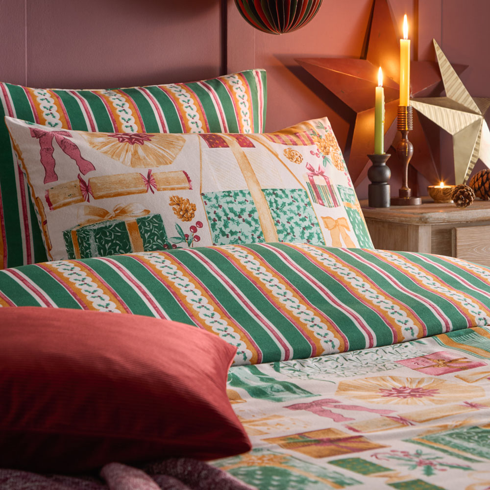Furn Single All Wrapped Up Printed Reversible Duvet Set Image 3