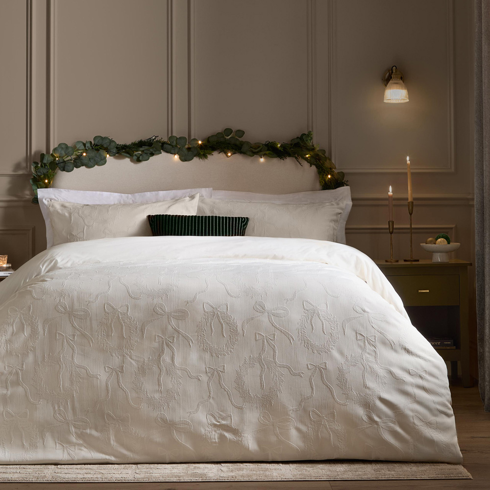 Paoletti Christmas Super King Size White Winter Wreath Jacquard Duvet Cover Set Image 1
