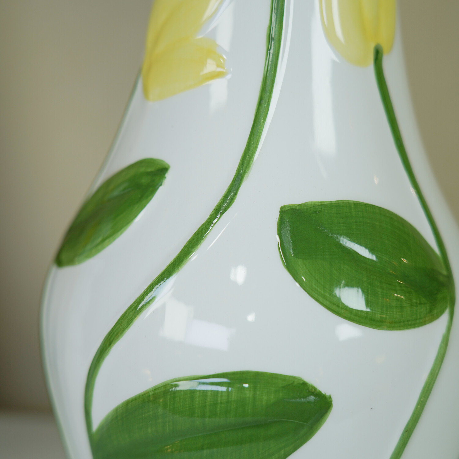 Tulip Embossed Table Lamp White Image 8