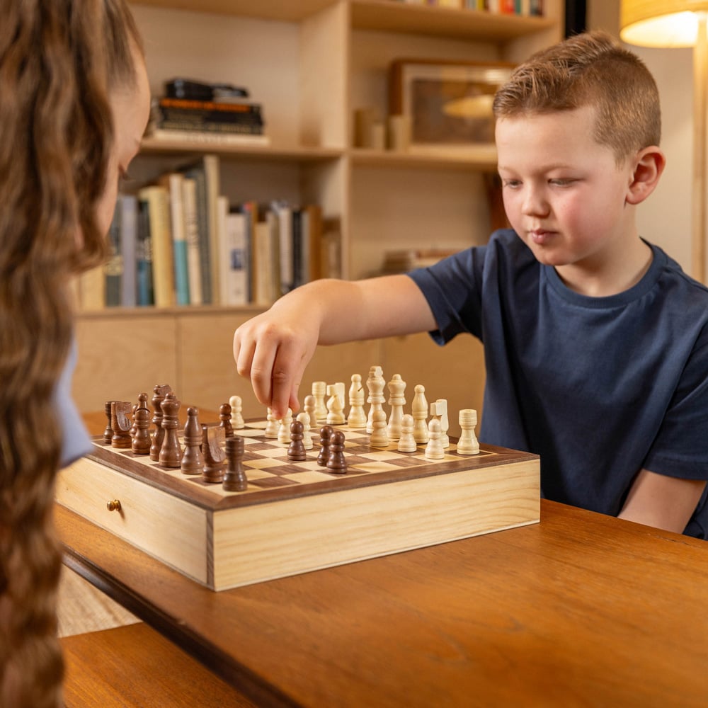 Toyrific 2-in-1 Varnished Finish Chess and Draughts Set Family Game Image 7