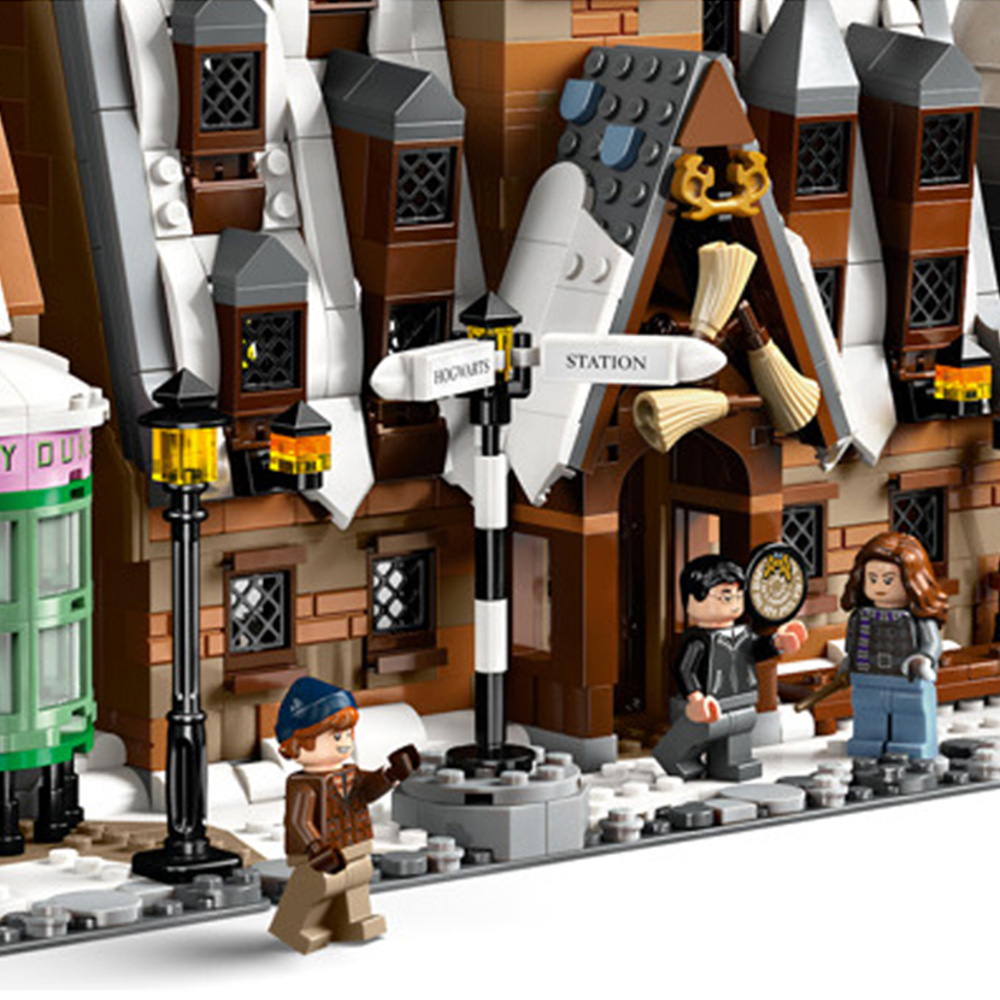 LEGO Harry Potter 76457 Village of Hogsmeade Collector's Edition Image 4