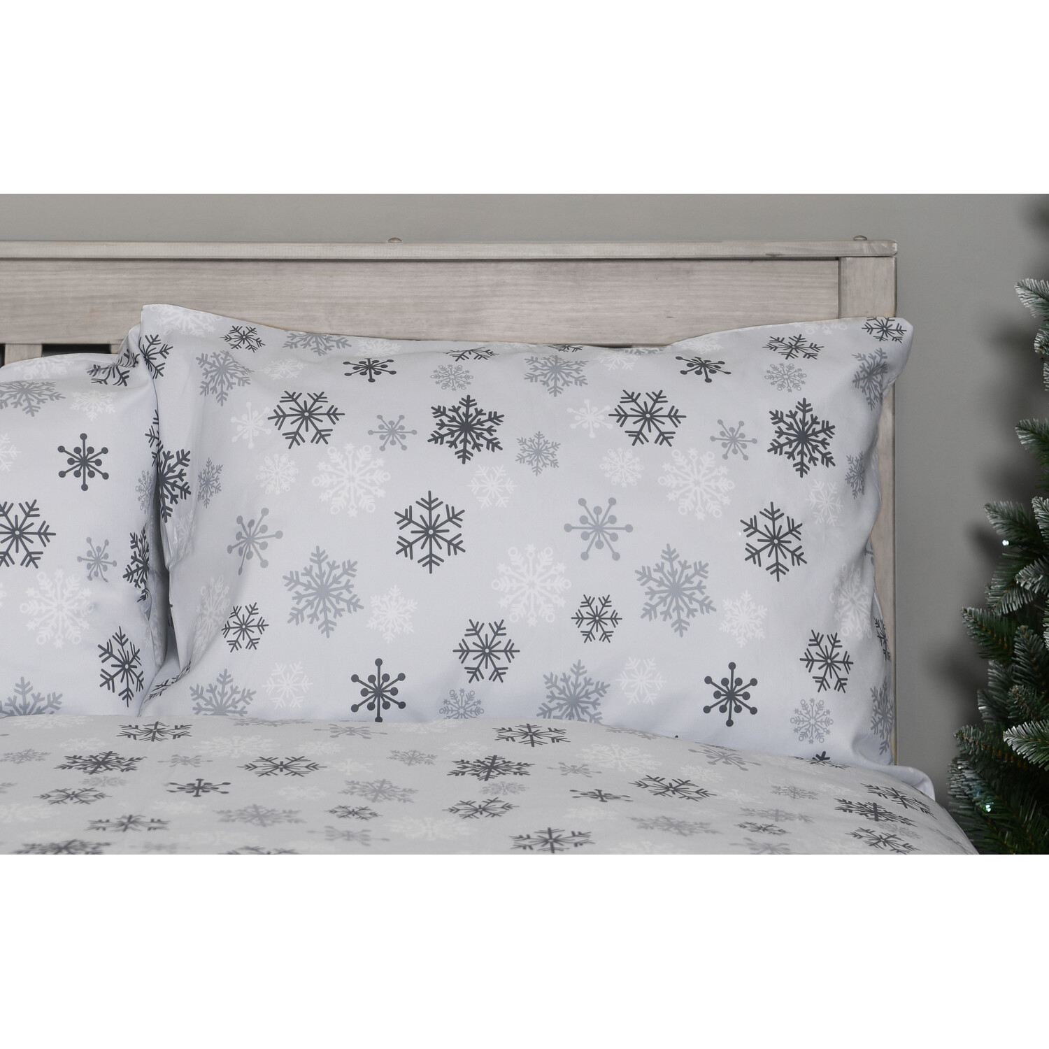 Snowflakes Reversible Duvet Cover and Pillowcase Set - Grey / King Image 3
