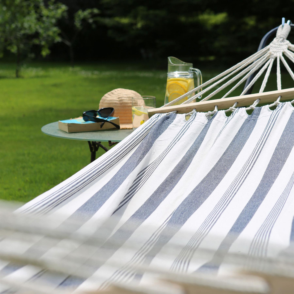 Harbour Housewares Navy Stripe Cotton Garden Hammock with Spreader Bars Image 4