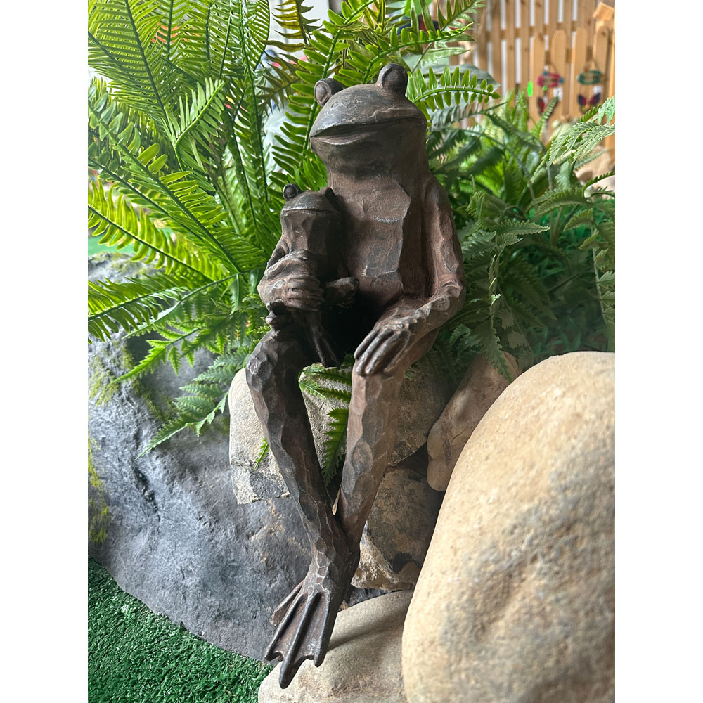Avilo Pond Sitting Frog Statue Image 7
