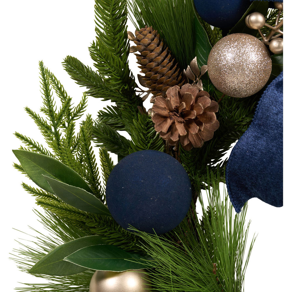 Midnight Champers Christmas Wreath Image 4