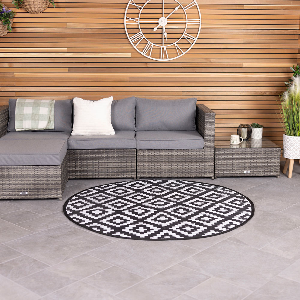 Charles Bentley Diamond Pattern Lightweight Waterproof Indoor/Patio Round Rug Image 3