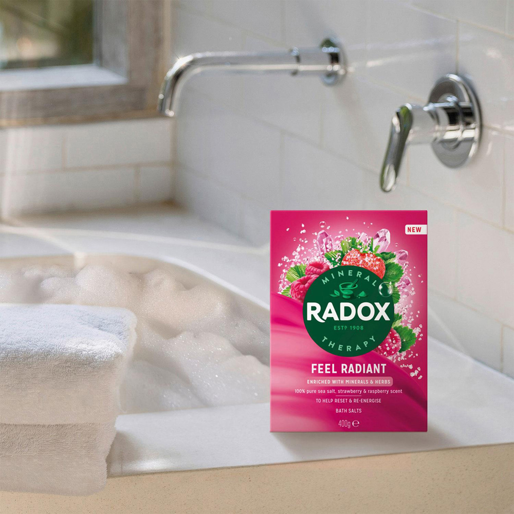 Radox Mineral Therapy Feel Radiant Strawberry and Raspberry Relaxing Bath Salts 400g 6 Pack Image 2