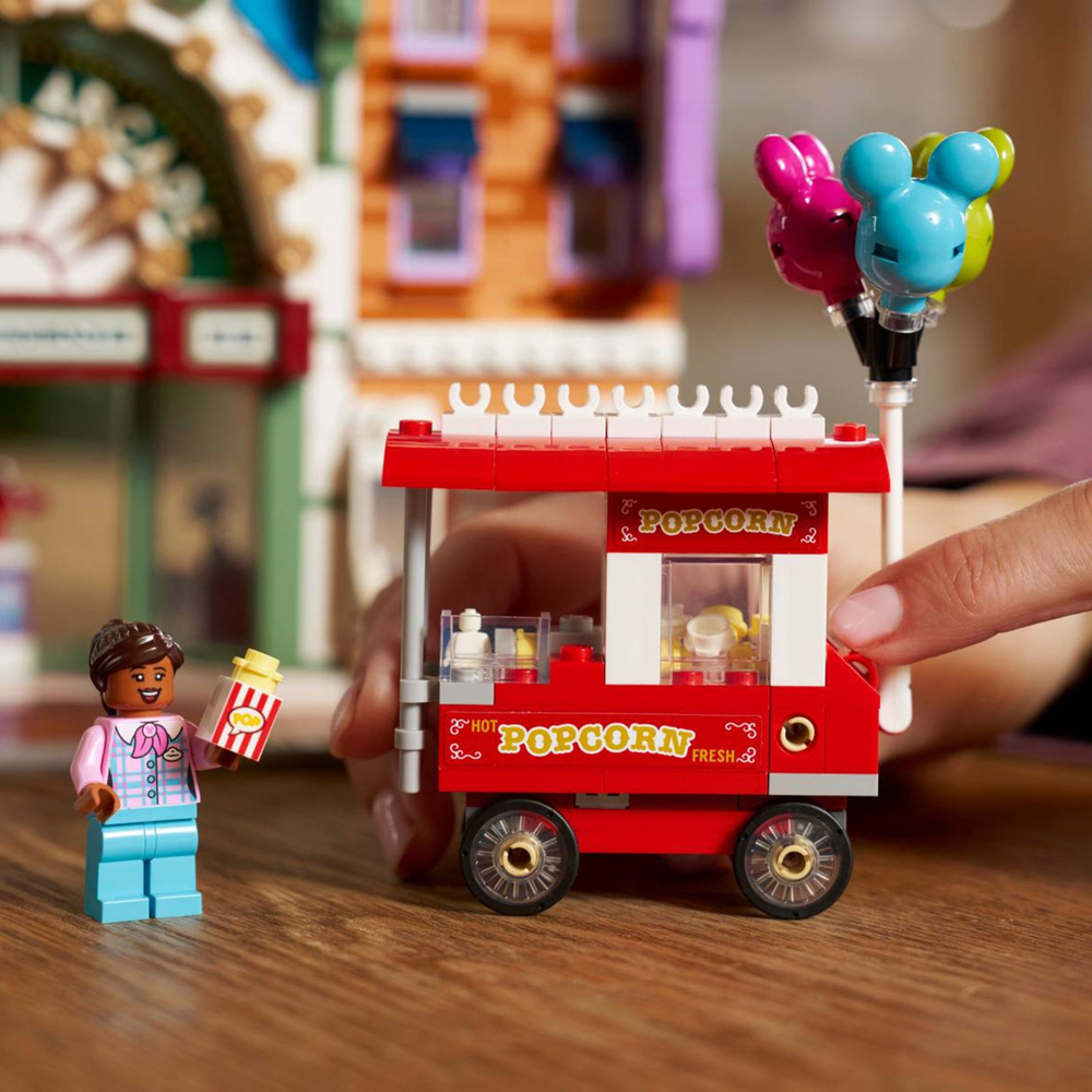 LEGO Disney 43302 Main Street U.S.A. Set 3899 Piece Image 8