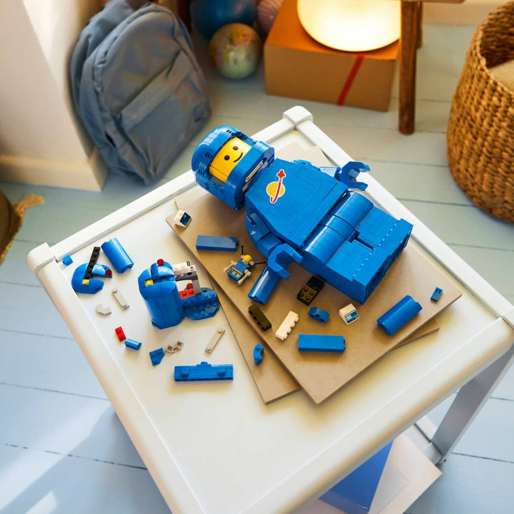 LEGO Space 40921 Up-Scaled Blue Astronaut Large Minifigure Building Set 793 Piece Image 3