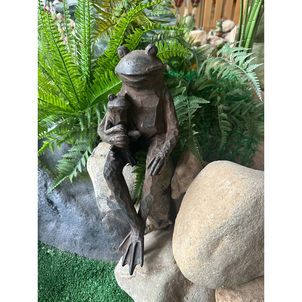 Avilo Pond Sitting Frog Statue Image 5