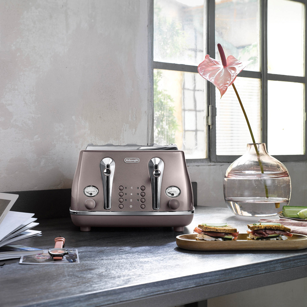De'Longhi DL4308 Ice Pink Metallics 4 Slice Toaster Image 2