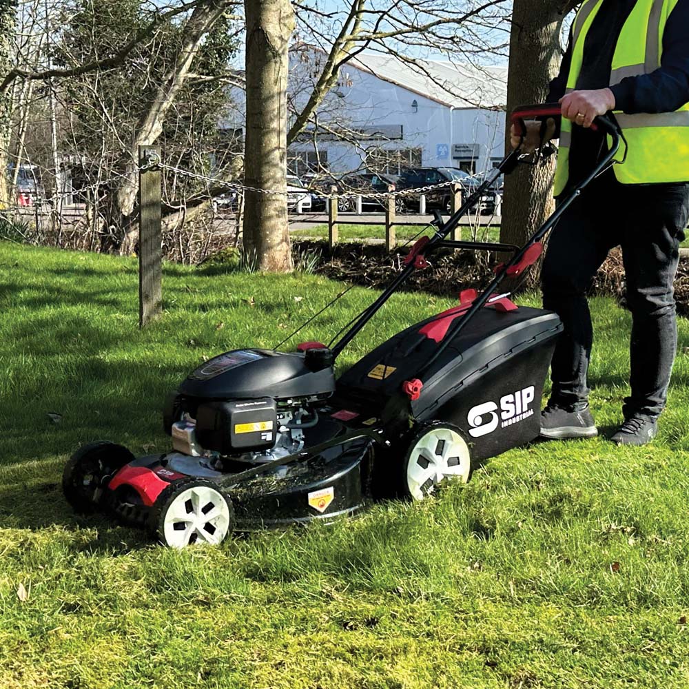 SIP 201cc Self-Propelled 56cm Honda-Powered Petrol Lawn Mower Image 2