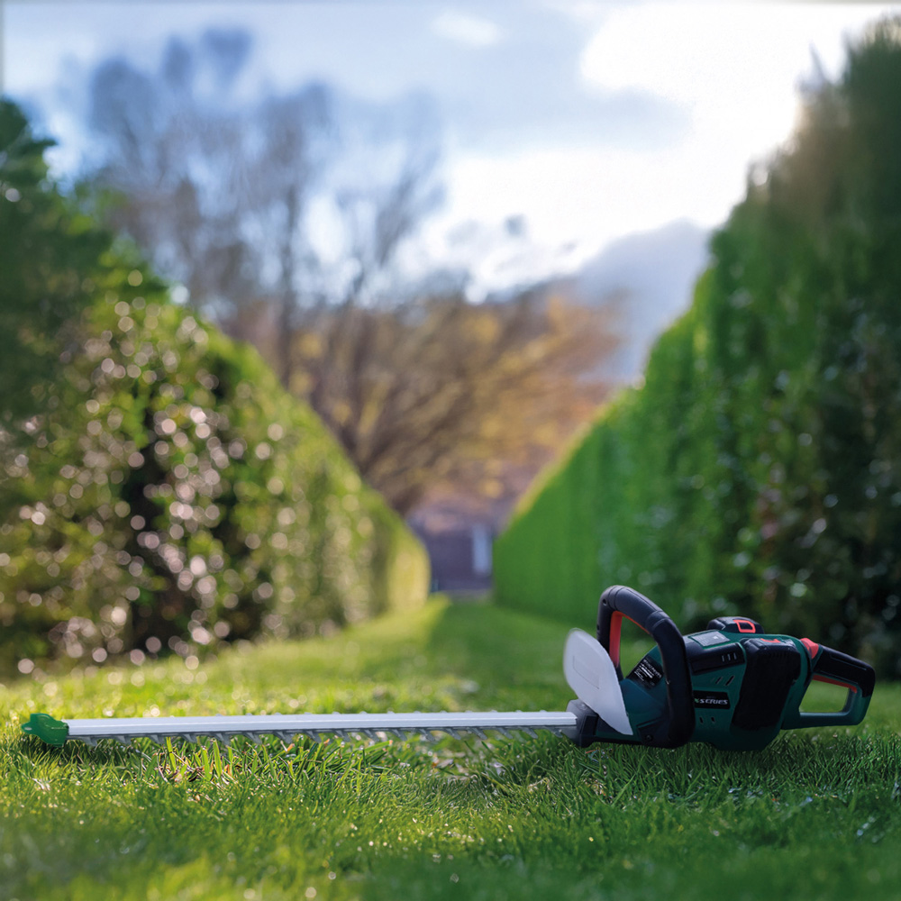 Webb WEV20X2HT61B4X 40V 61cm Cordless Brushless Hedge Trimmer with Battery and Charger Image 2