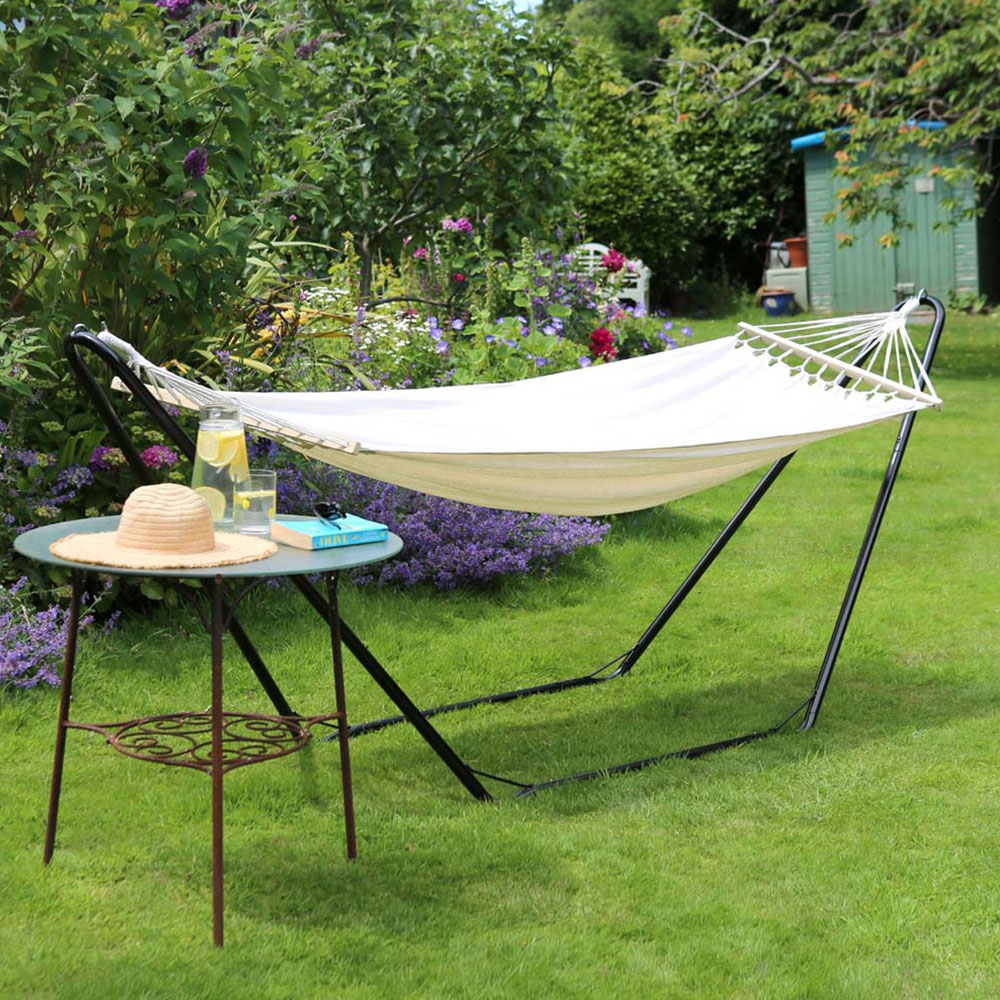 Harbour Housewares Natural Cotton Garden Hammock with Spreader Bars Image 1