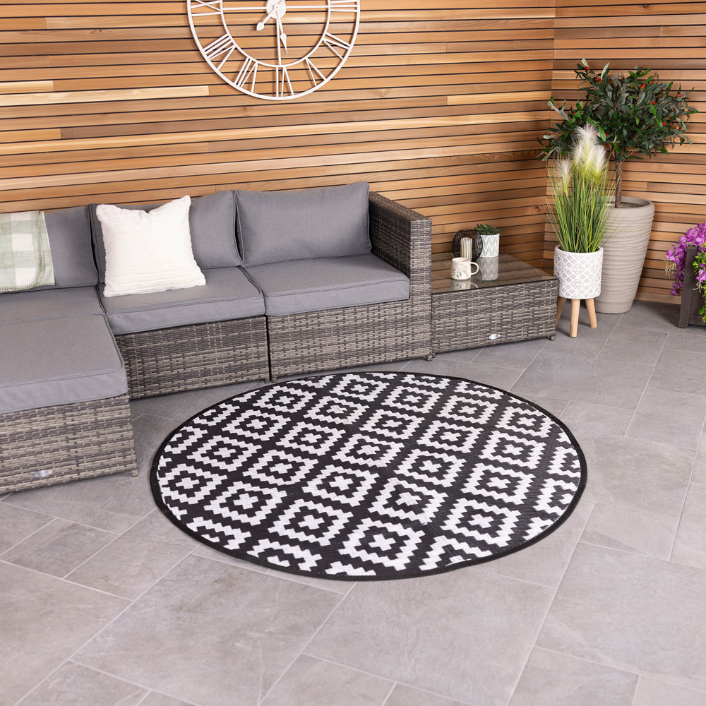 Charles Bentley Diamond Pattern Lightweight Waterproof Indoor/Patio Round Rug Image 2