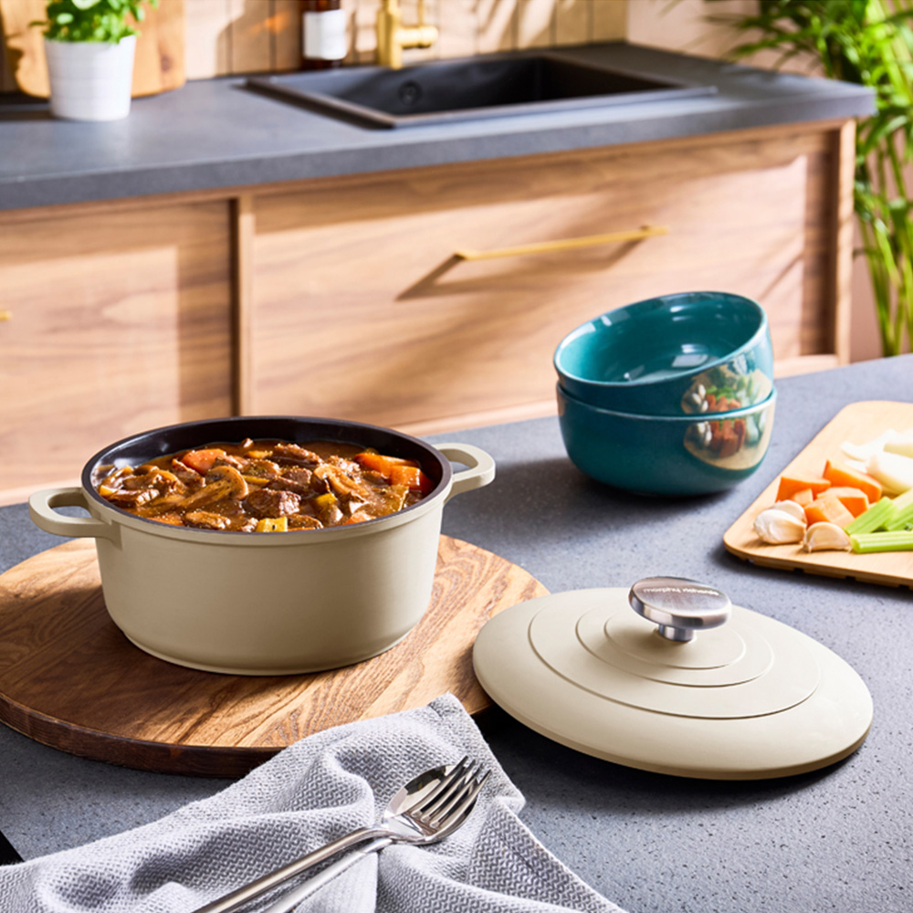 Morphy Richards 20cm 2.3L Cream Cast Aluminium Casserole Dish Image 2