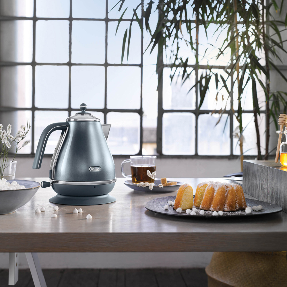 De'Longhi DL4305 Ice Blue Icona Metallics 1.7L Electric Kettle Image 2