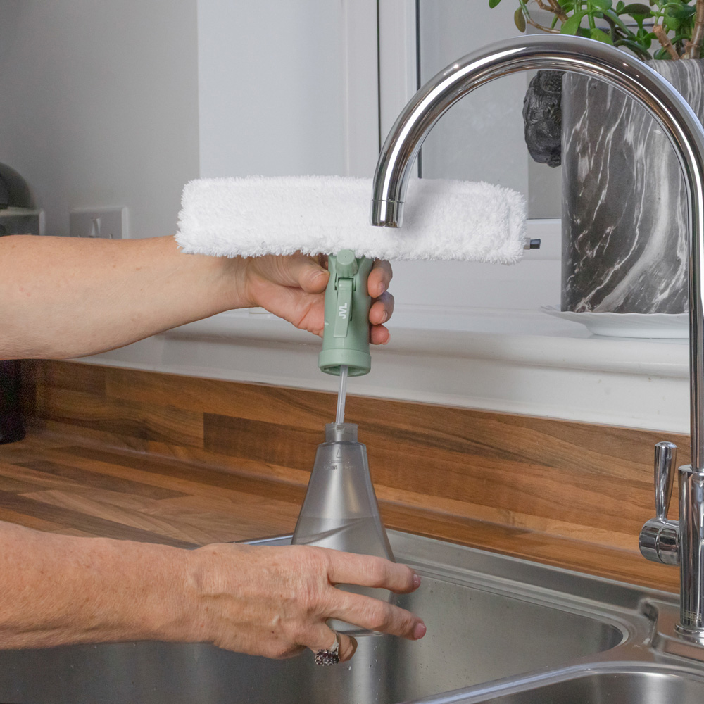 JVL Cleaning 3-in-1 Lightweight Window Cleaner Image 8
