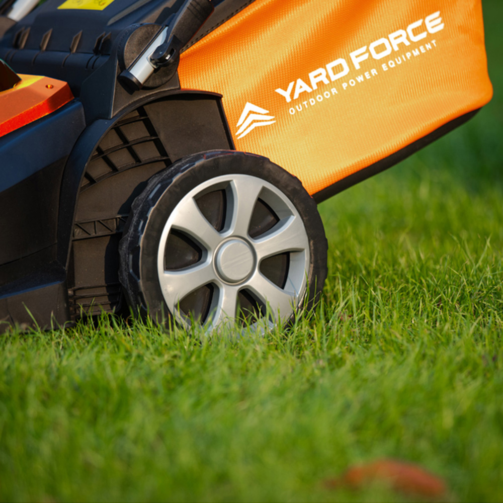 Yard Force EM U44-UK 1800W Hand Propelled 44cm Rotary Electric Lawn Mower Image 6