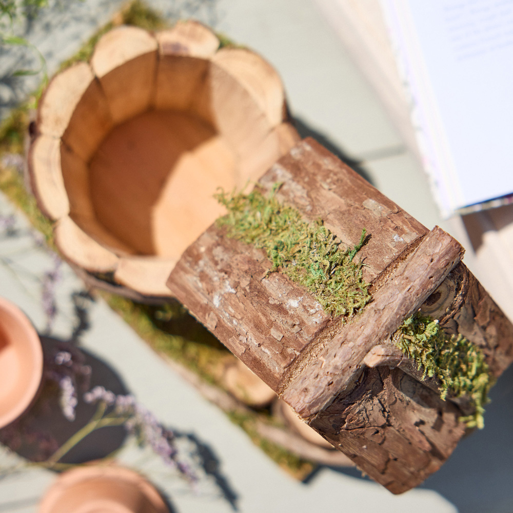 Dibor Woodland Lodge Birdhouse with Planter Image 5