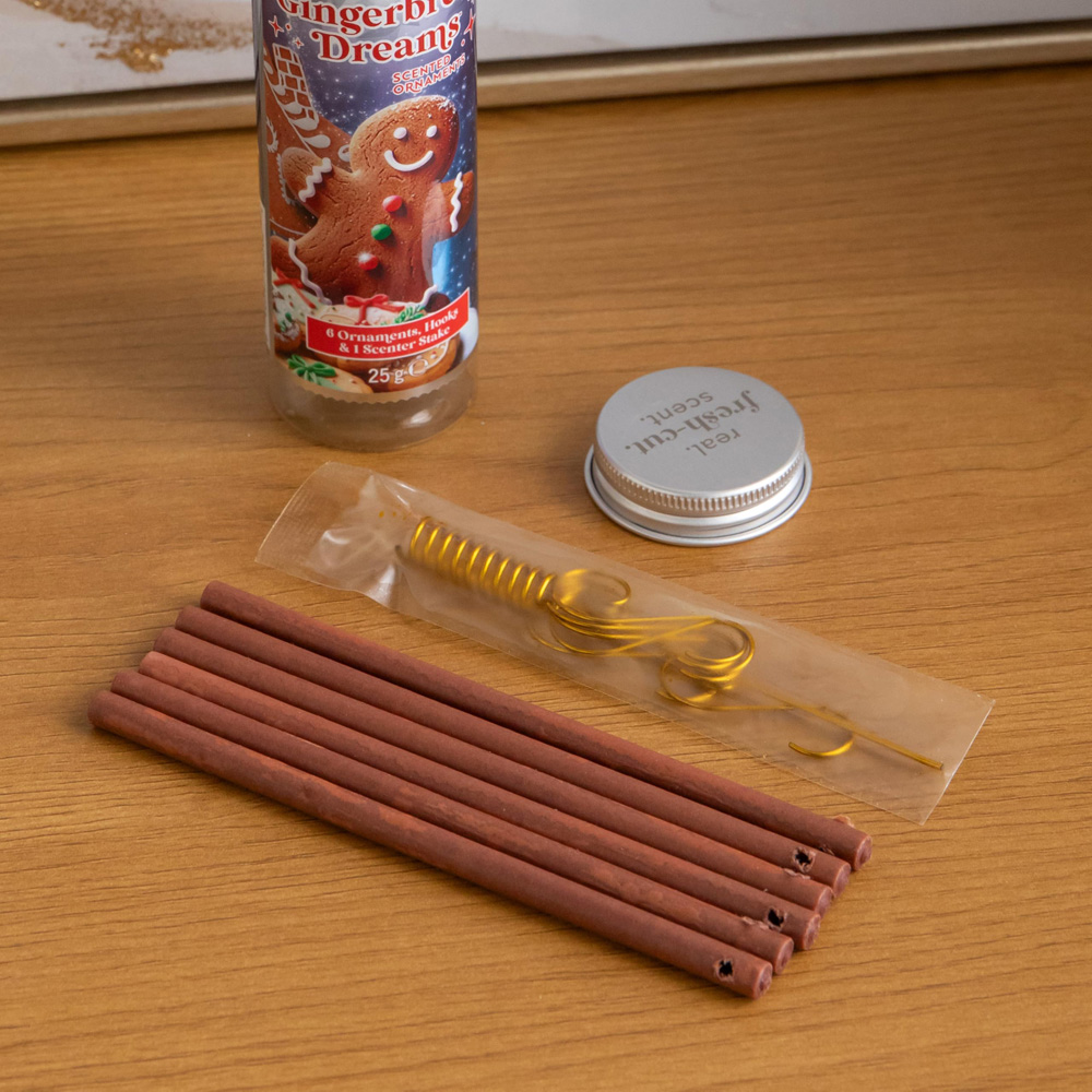 Samuel Alexander Scentsicles Gingerbread Dreams Scented Hanging Christmas Ornament 25g Image 3