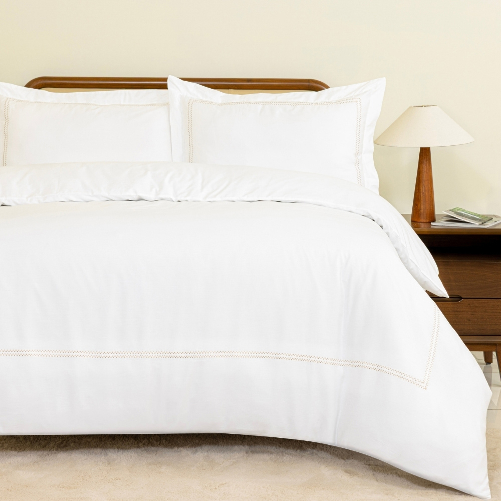 MHG Living Double Oxford Gold 200 Thread Count Duvet Cover Set Image 1