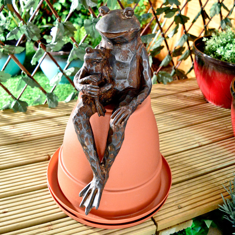 Avilo Pond Sitting Frog Statue Image 2