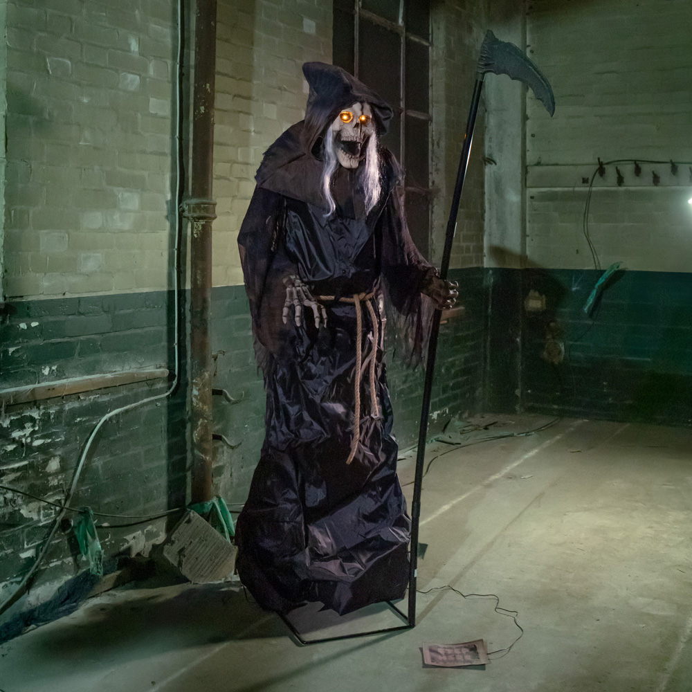 Samuel Alexander LED Animated Lunging Grim Reaper Halloween Decoration 6ft Image 9