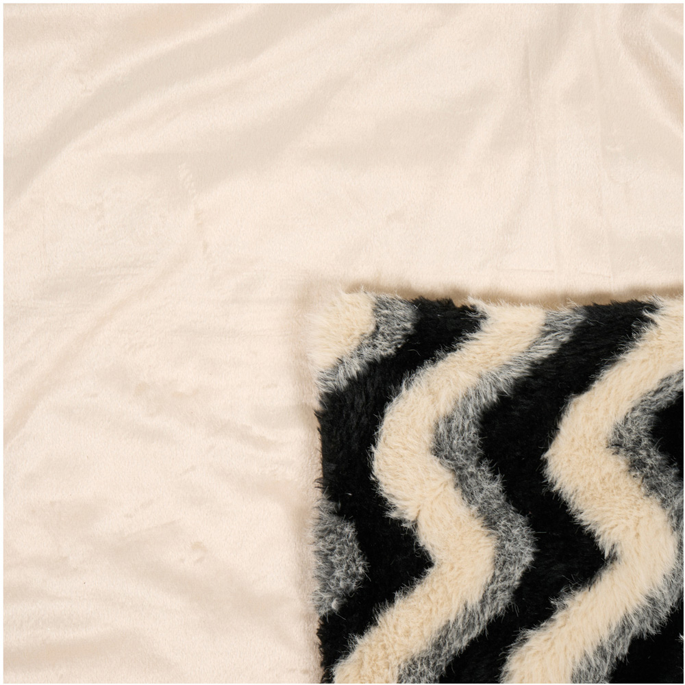 Moda Faux Fur Throw Image 9