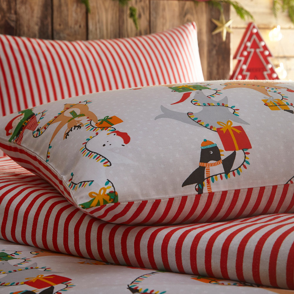 furn. Santa's Workshop Toddler White Christmas Duvet Cover Set Image 3