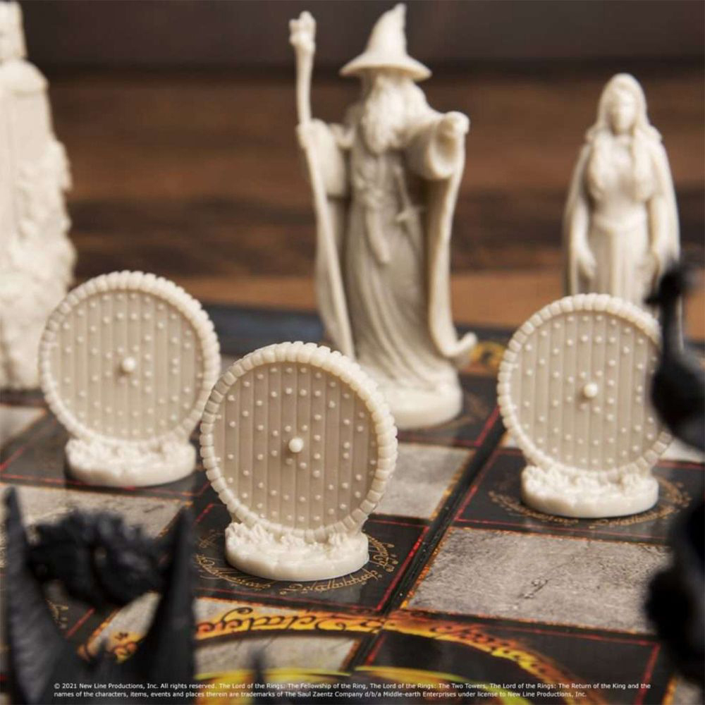 The Noble Collection Lord of the Rings Chess Set Image 9