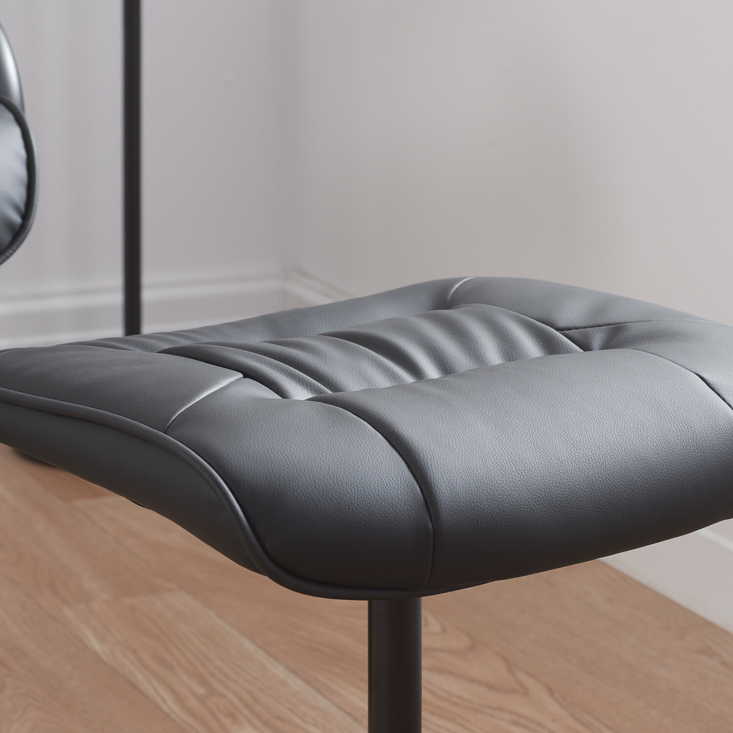Memphis Black Swivel Chair Image 9