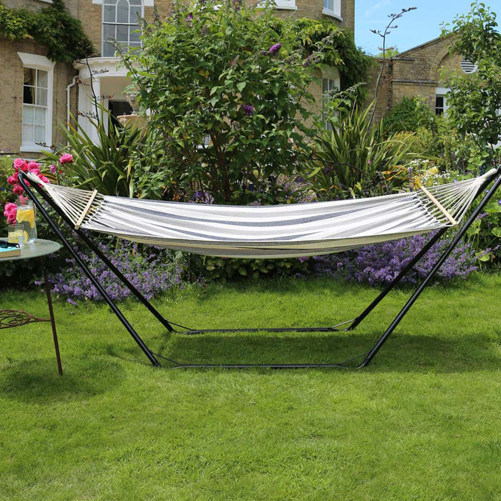 Harbour Housewares Navy Stripe Cotton Garden Hammock with Spreader Bars Image 1