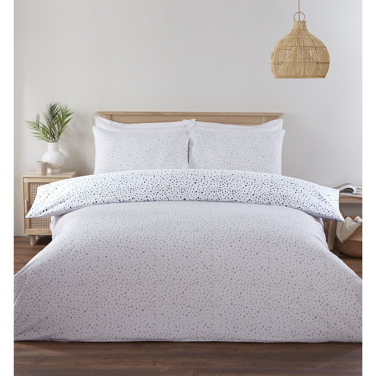 Dotty Duvet Set - White / Single Image 2