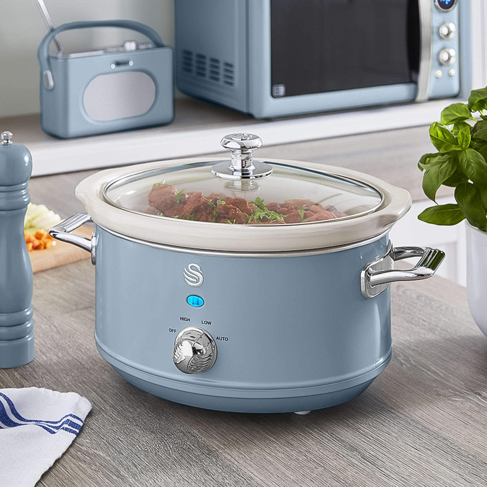 Swan Retro Blue 3.5L Slow Cooker Image 2
