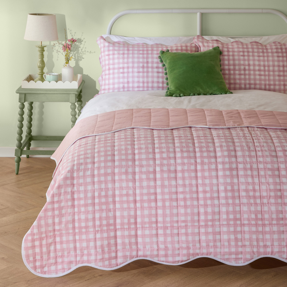 Furn Pink Scallop Quilted Bedspread 150 x 200cm Image 1