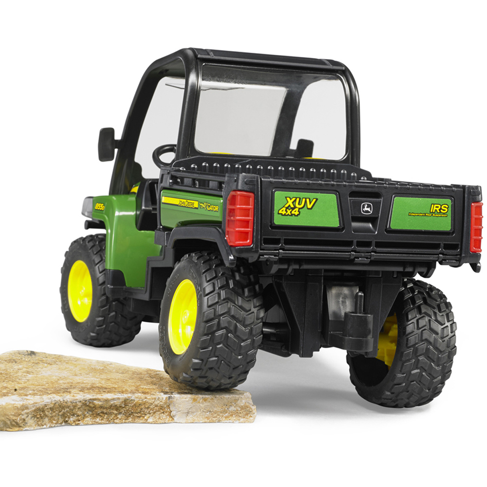 John Deere Gator XUV 855D – Bruder 1/16 – Benne Basculante – Hayon Ouvrant – ABS – Dès 3 Ans