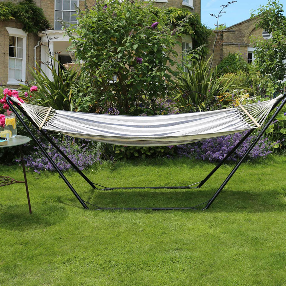 Harbour Housewares Navy Stripe Spreader Bar Garden Hammock Image 1