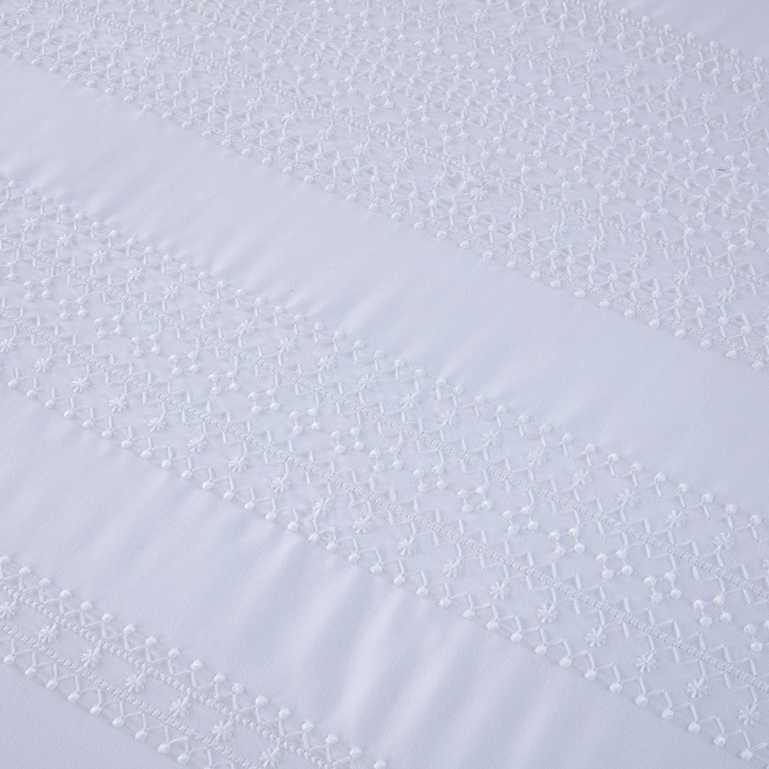Ariah Embroidered Duvet Set - White / Superking Image 4