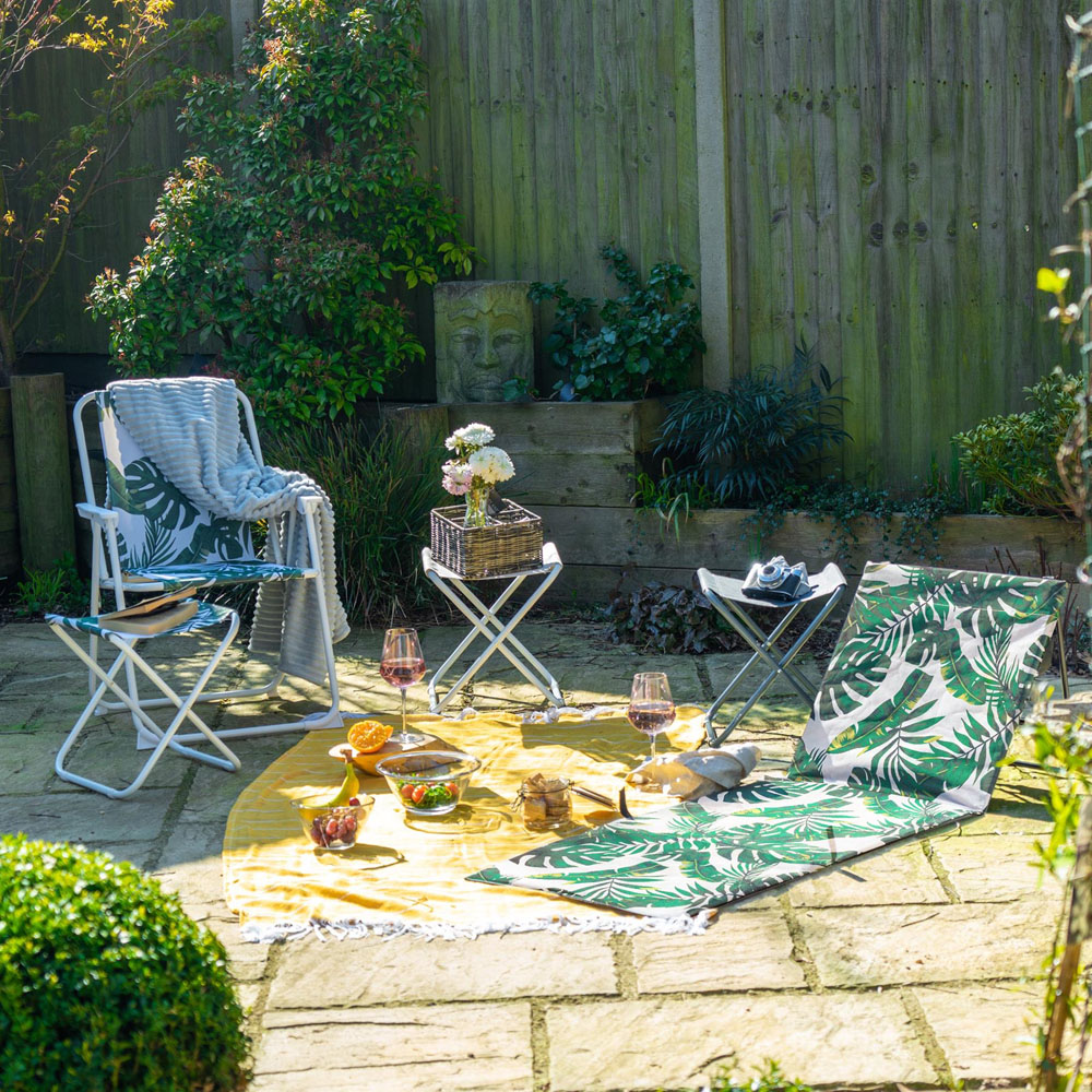 Harbour Housewares 2 Piece Banana Leaf Deck Chair and Folding Sun Lounger Beach Furniture Set Image 5