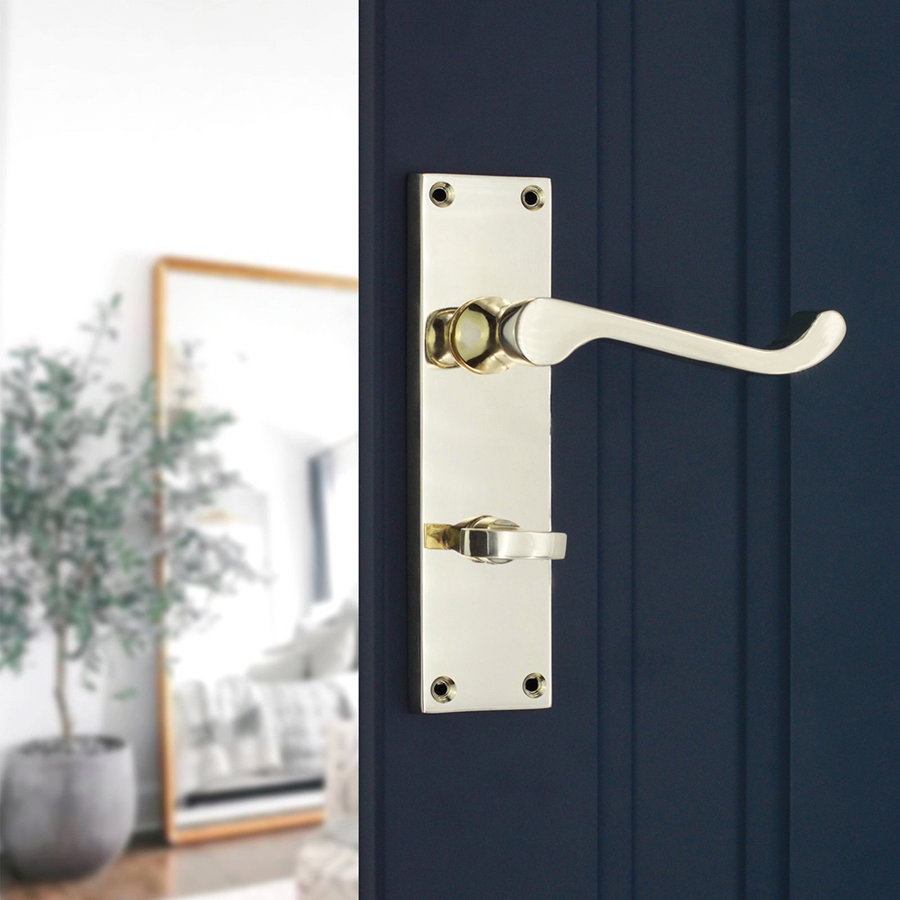 Spira Brass Victorian Polished Brass Scroll Bathroom Lever Door Handle 2 Pack Image 2