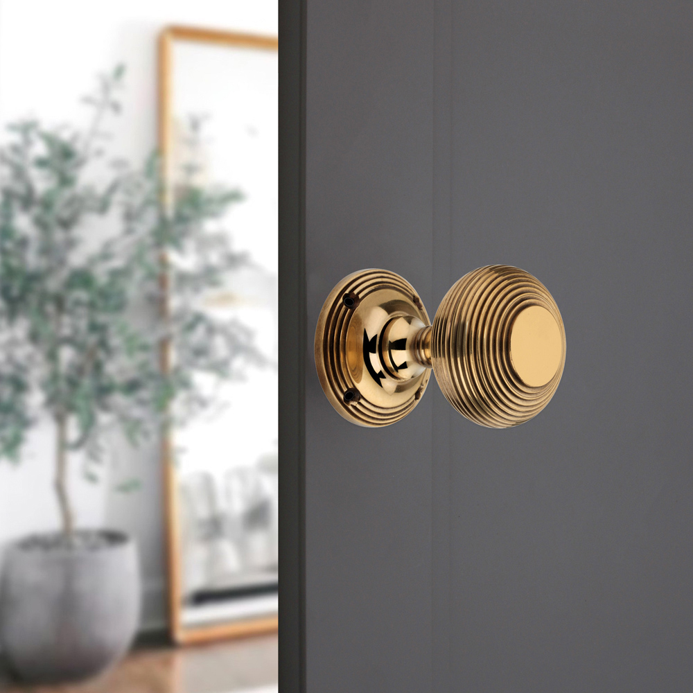 Spira Brass Aged Brass Beehive Door Knob 2 Pack Image 2