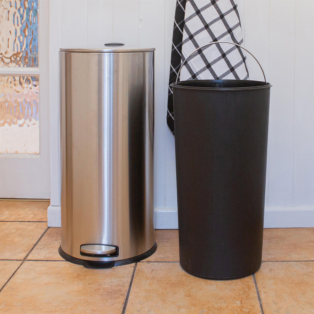 Harbour Housewares Brushed Stainless Steel Round Kitchen Pedal Bin 30L Image 4