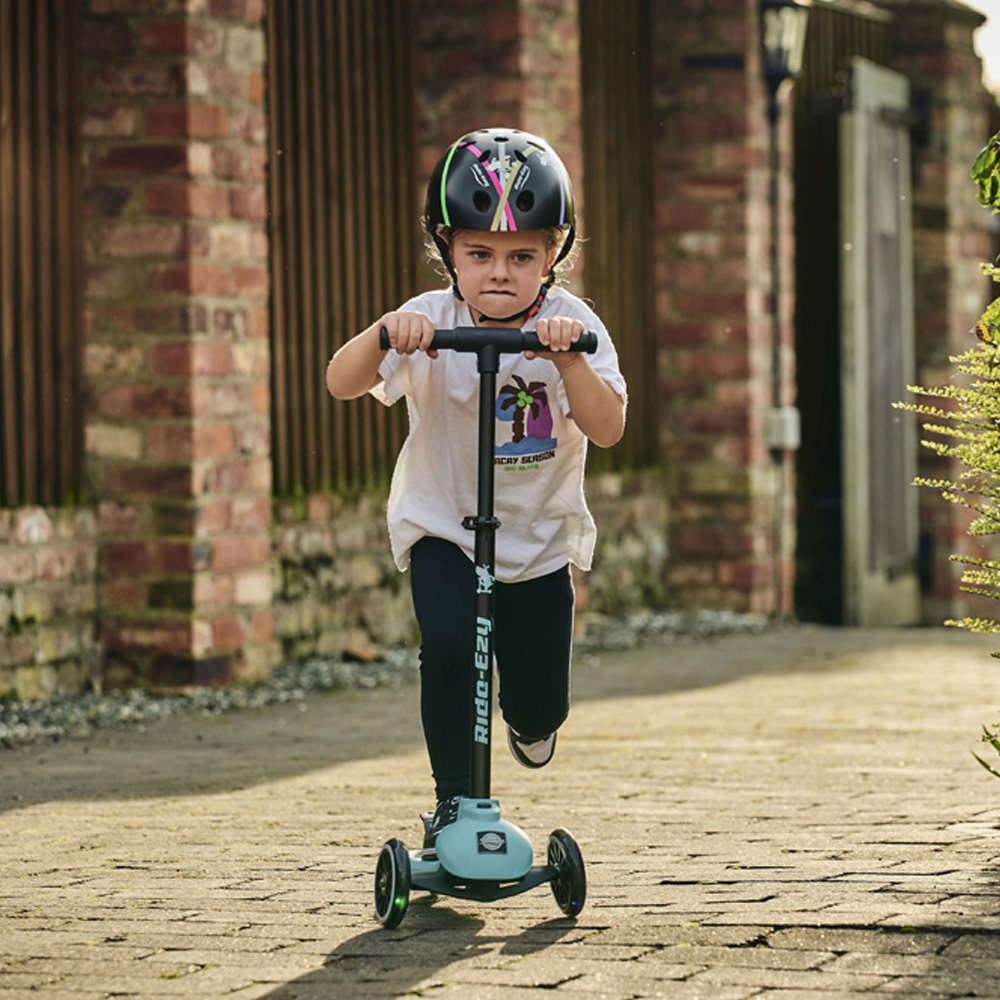 Ride-Ezy Kick Kingfisher 3 LED Wheel Scooter Image 2