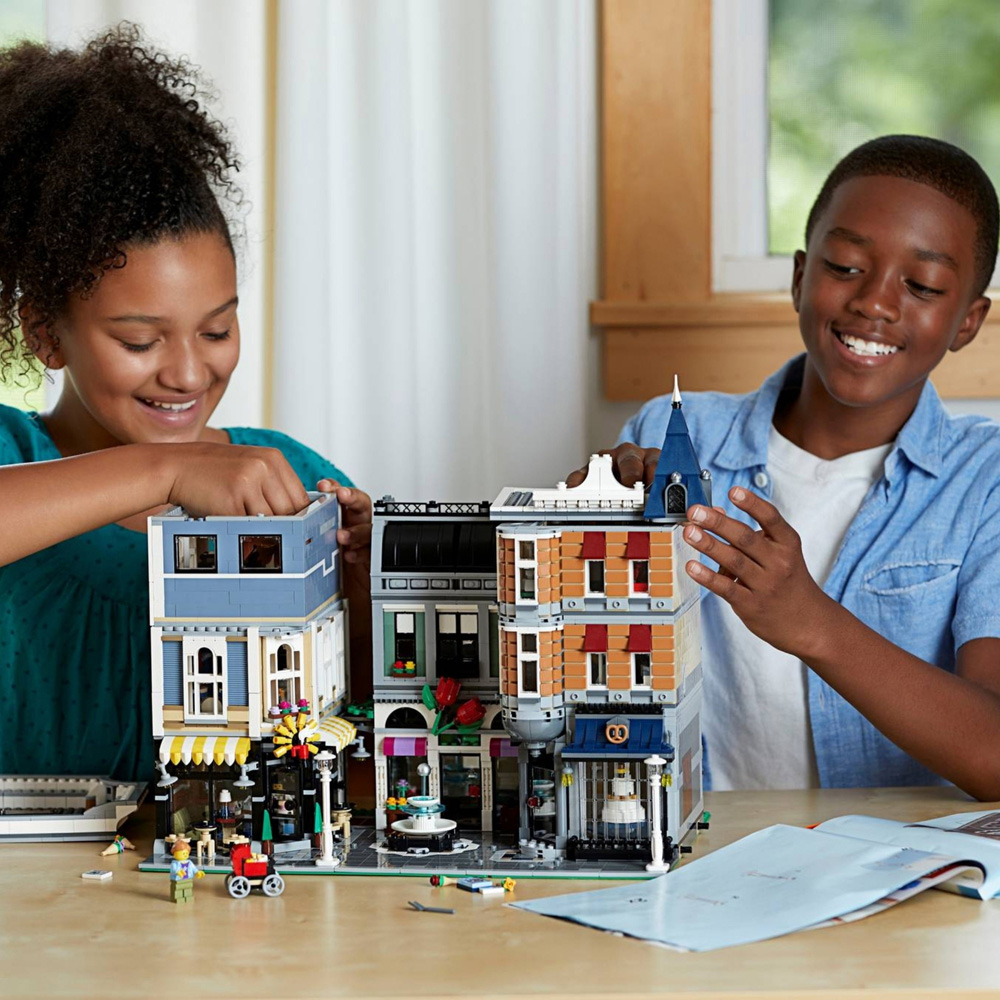 LEGO 10255 Assembly Square Set 4002-Piece Image 3