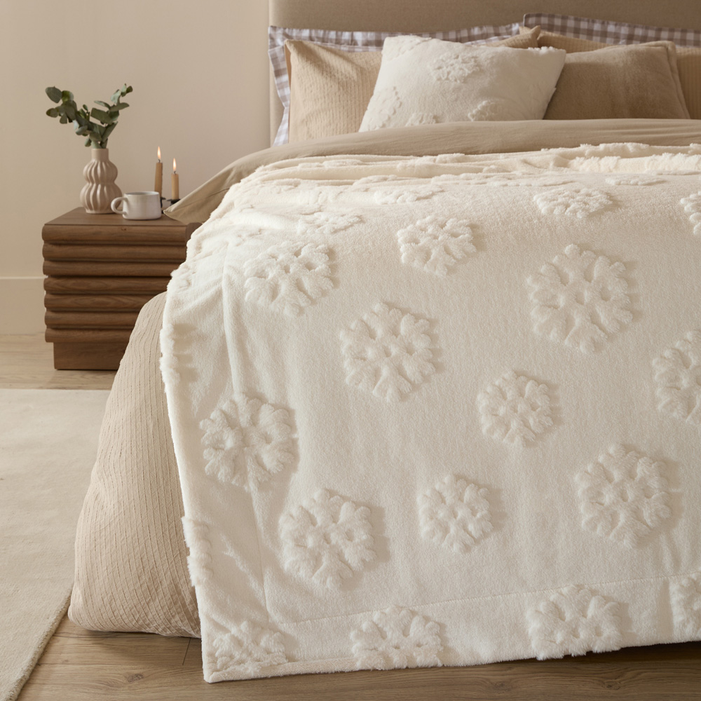 Furn Snowflakes Snow White Faux Fur Throw 150 x 200cm Image 5