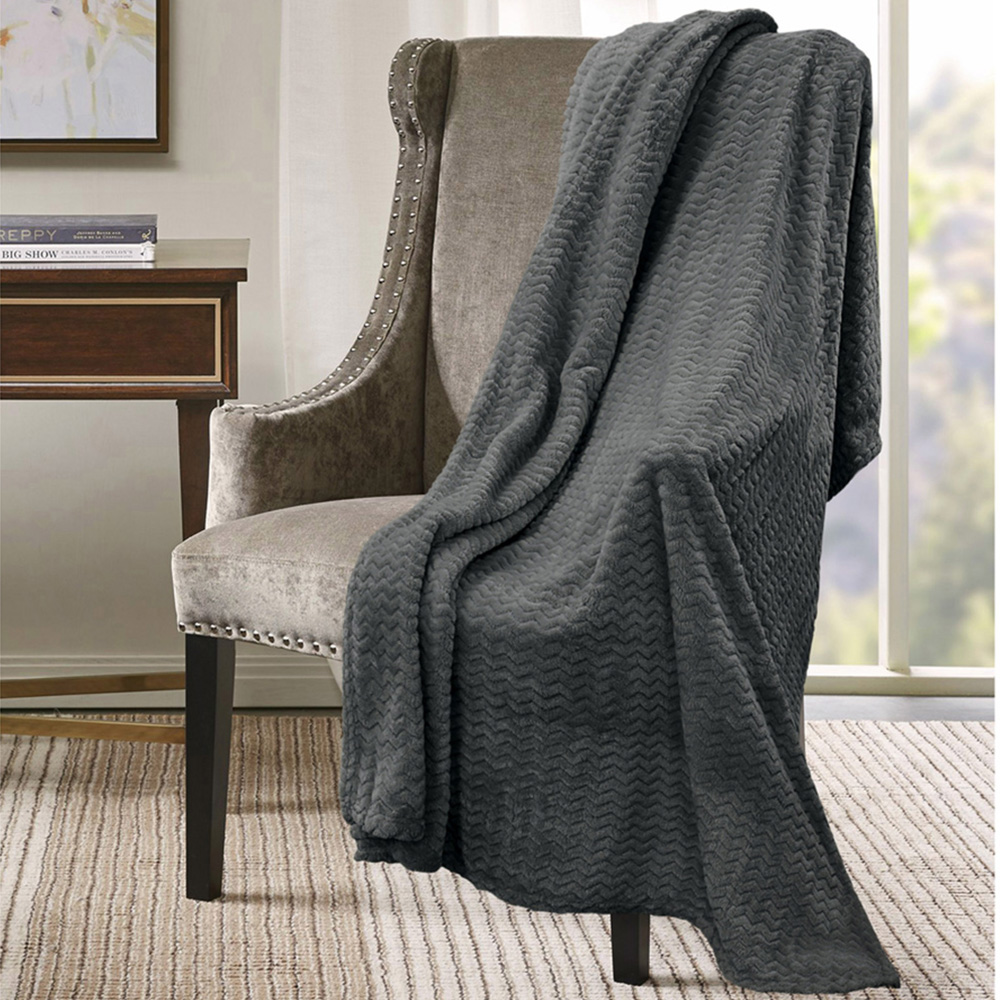 Velosso Charcoal Moda Plush Throw 127 x 152cm Image 2