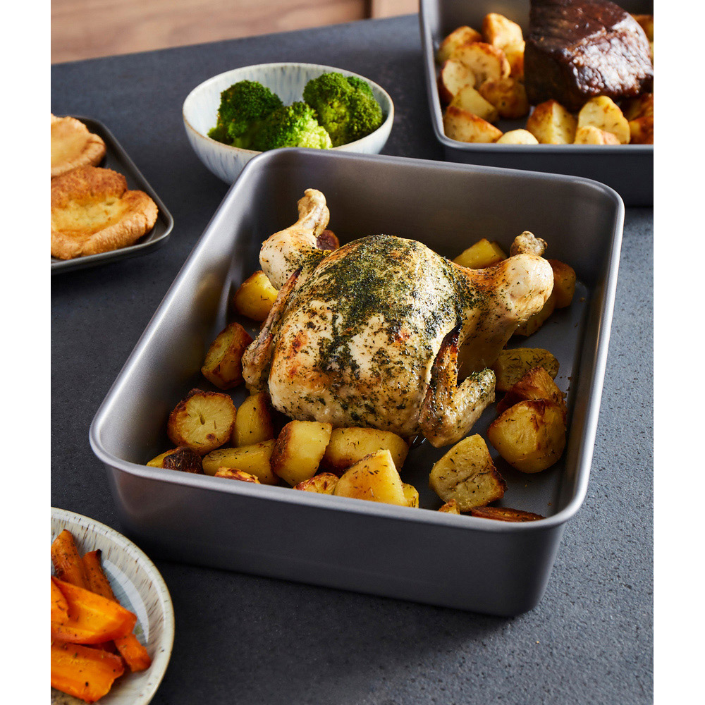 Morphy Richards 2 Piece Roasting Tin Set Image 6