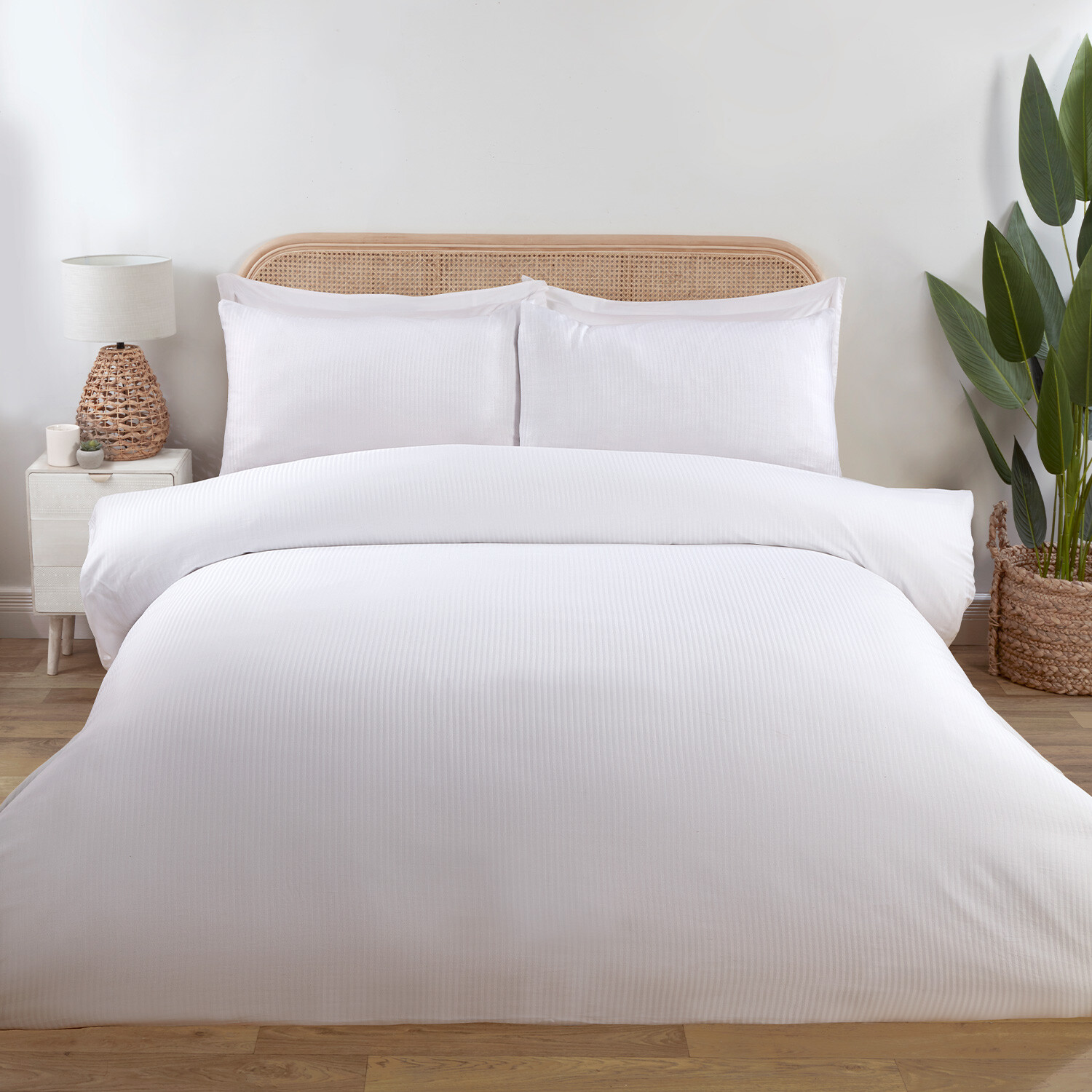 Divante Bamboo Cotton Duvet Cover and Pillowcase Set - White / Superking Image 1